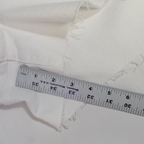 Good American Good 90’s Denim Short White Midrise Distressed Size 18 - Picture 14 of 15